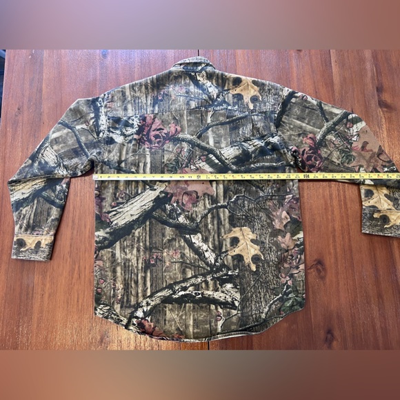 Cabela’s long sleeve camouflage button up shirt. Size Medium. - Picture 6 of 9